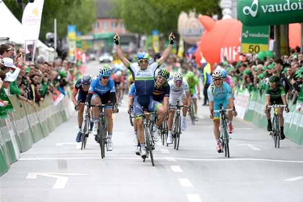 Michael Albasini wins stage 1
